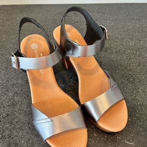 Silver Sandals with Adjustable Straps and Flat Sole